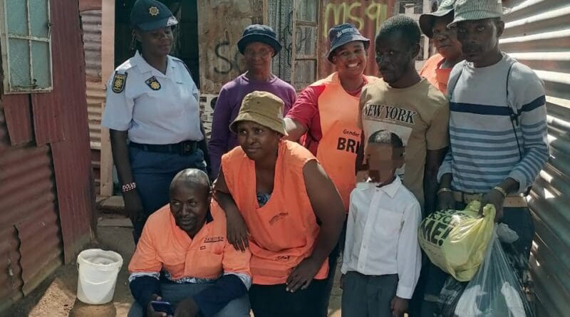 SAPS and community join forces to aid Silahliwe families SAPS and community join forces to aid Silahliwe families